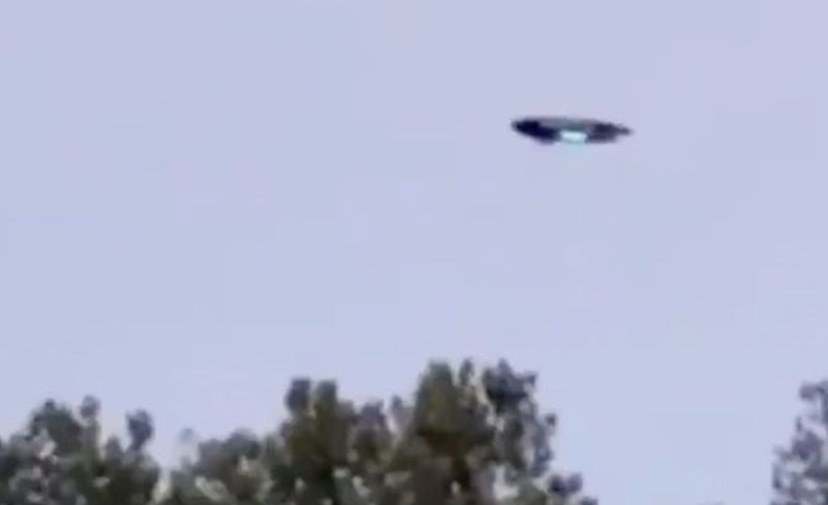 Стоп-кадр случившегося.Источник фото: https://shotoe.com/uploads/news/21/2194/4/2194498-ufo-over-nj-has-a-simple-explanation-dont-call-mulder-and-scully.jpg