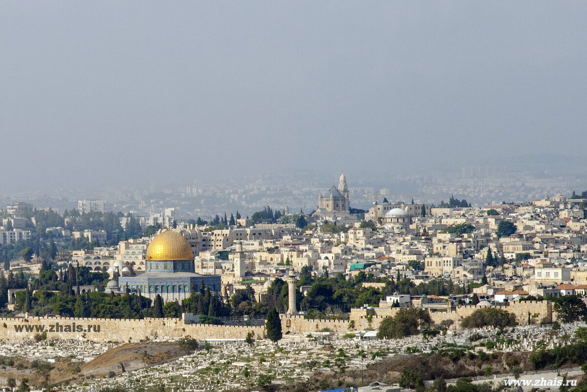  Мы направляемся в Старый город Иерусалима (обнесенная крепостными  стенами территория площадью около 1 кв.км) .