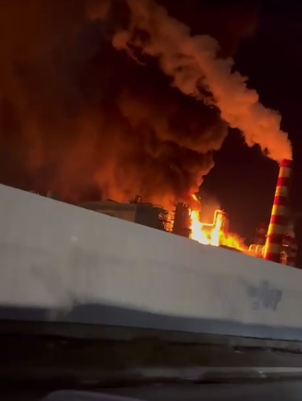 В городе Туапсе на территории нефтеперерабатывающего завода "Роснефти" произошел крупный пожар.-2