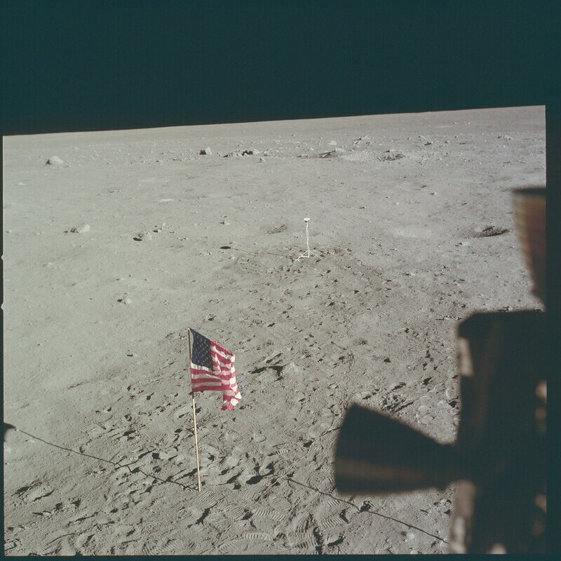 Снимок флага из окна лунного модуля
