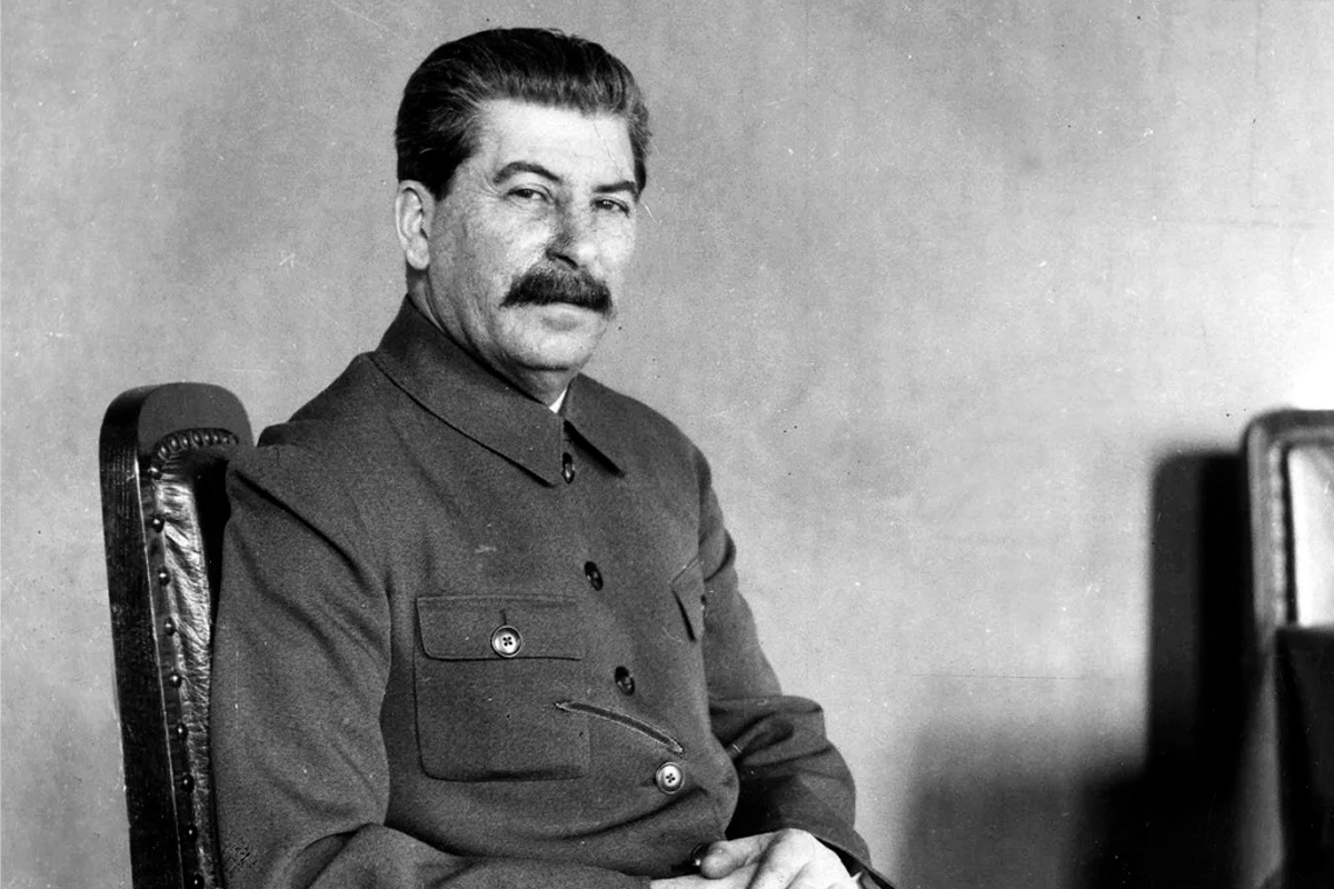 В наше время со слабыми не принято считаться... Иосиф Сталин, выдающийся лидер Советского Союза с середины 1920-х годов до своей смерти в 1953 году, остаётся фигурой огромного исторического значения.-2