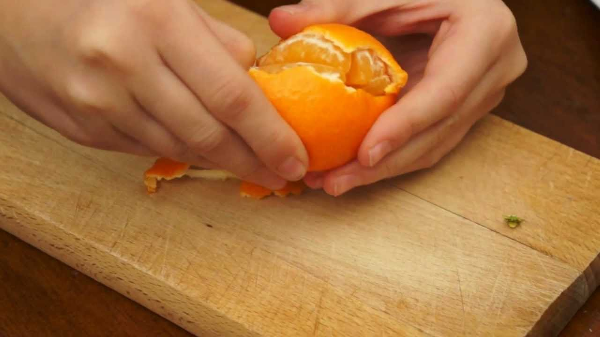A todos en mi familia les encantan las mandarinas. Los comemos casi todos los días, por lo que a lo largo de la temporada se acumulan muchas cáscaras de cítricos, que podemos utilizar para solucionar muchos problemas cotidianos.