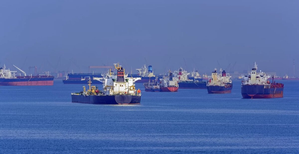 Южная Корея, решила испытать судьбу и захватила 14 танкеров с нефтью принадлежащих России. Стоимость сырья оценивается в 1 миллиард долларов. Сказать, что это наглость это ничего не сказать.-2