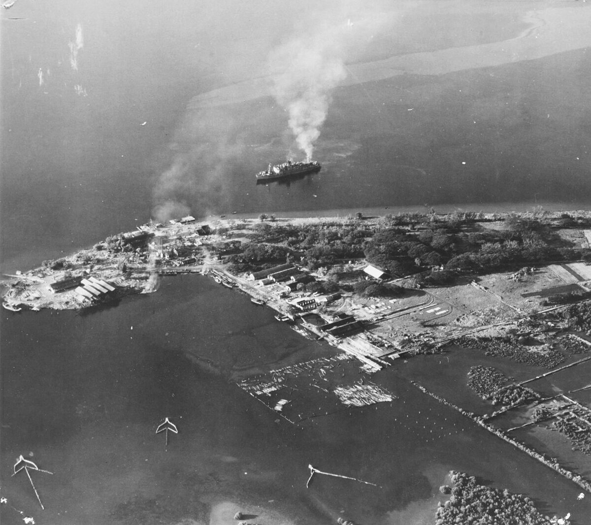 Одно из "адских судов" - "Орёко Мару" с пленными на борту под ударами ВВС США. 1944 г. (https://en.wikipedia.org)