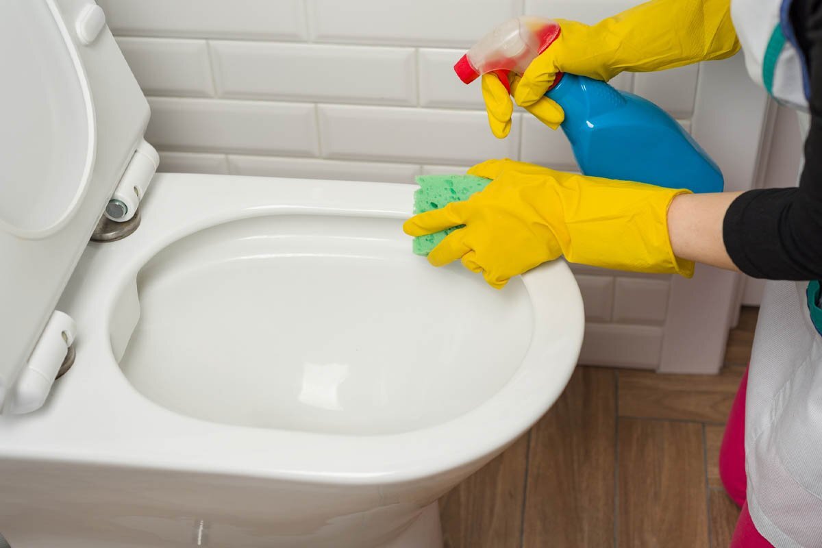 Mit dem Problem unangenehmer Gerüche in der Toilette hat man oft zu kämpfen. Manchmal helfen in diesen Fällen auch Lufterfrischer nicht.