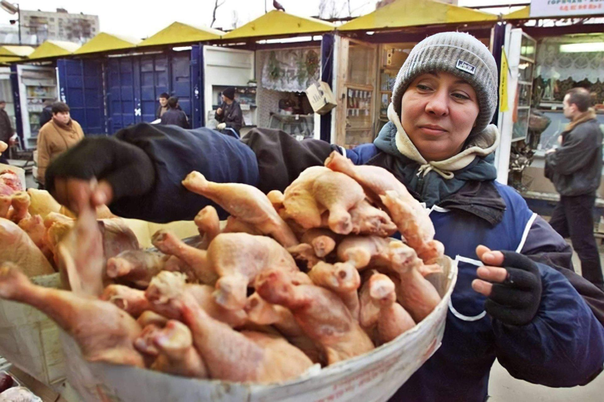 "Ножки Буша" возвращаются в Россию! Да-да, снова будут массово завозить куриное мясо без пошлин для покрытия дефицита на внутреннем рынке. Только из других стран, суть та же.