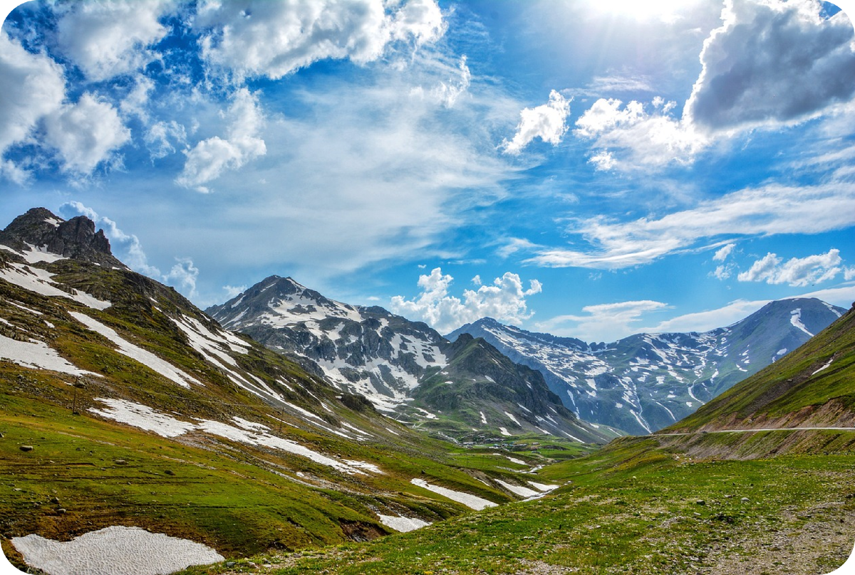 Здесь можно заняться трекингом и альпинизмом, наслаждаясь живописными видами и свежим горным воздухом