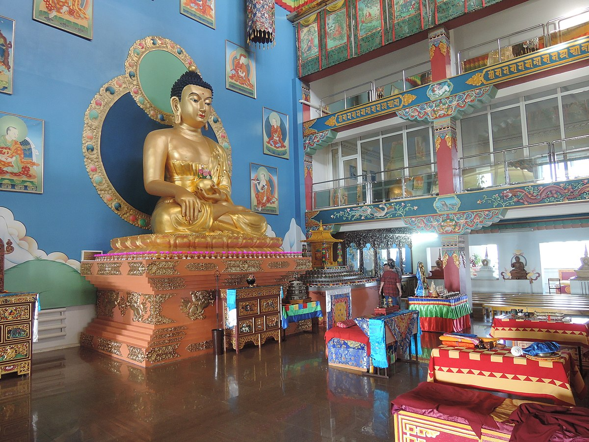 Внутри дацана стоит 6-метровая статуя Будды Шакьямуни, покрытая сусальным золотом. Фото: Trasprd, CC BY-SA 4.0 via Wikimedia Commons