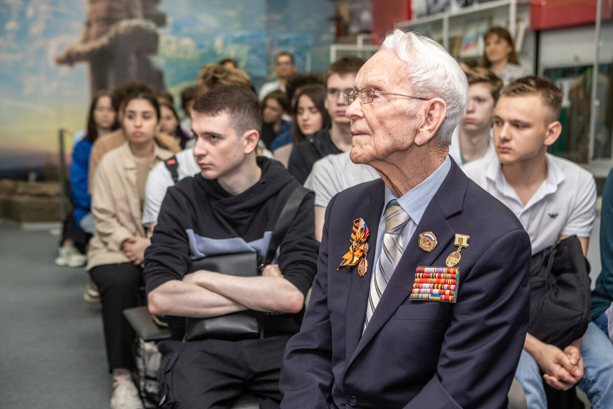 В Волгоградском государственном университете состоялась встреча с ветераном Великой Отечественной войны Медковым Александром Васильевичем, которому в июне исполнится 98 лет.