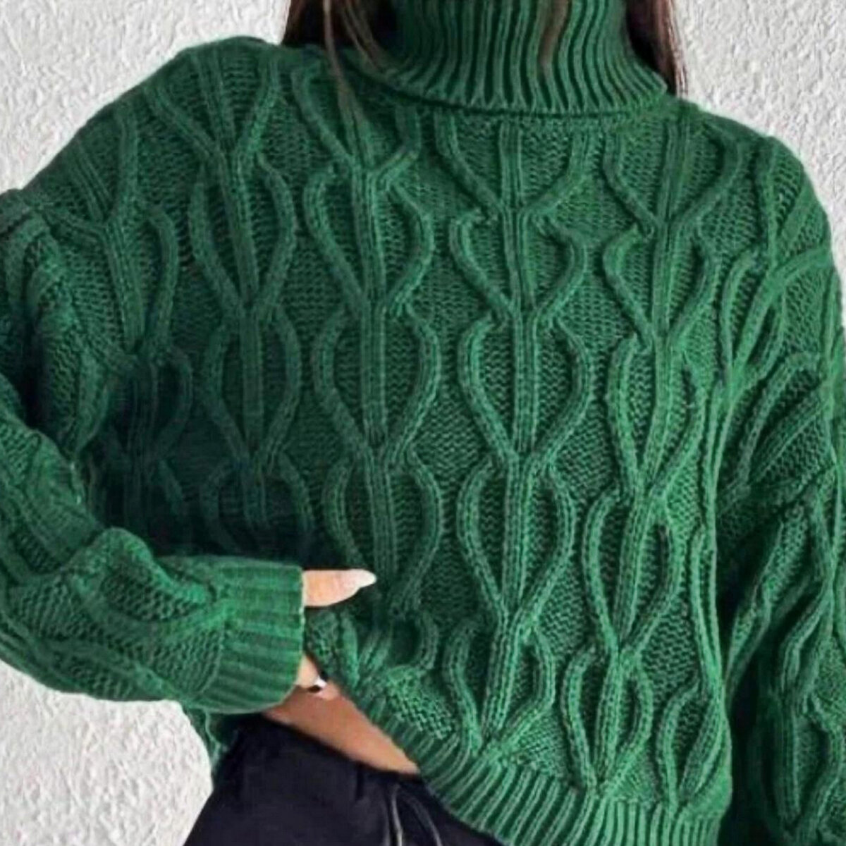 Вязаный свитер спицами с широкой косой по центру